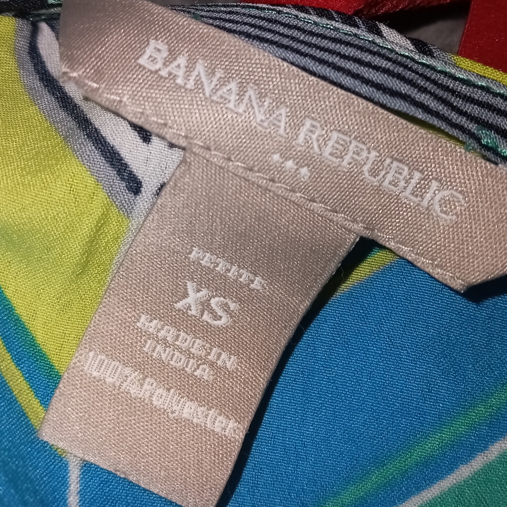BANANA REPUBLIC geometric print top size extra small - Picture 7 of 7